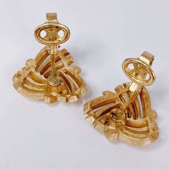 VTG Signed Crown Trifari Earrings Knot Ribbon Clip On 1950s Textured Gold Tone - Picture 7 of 10